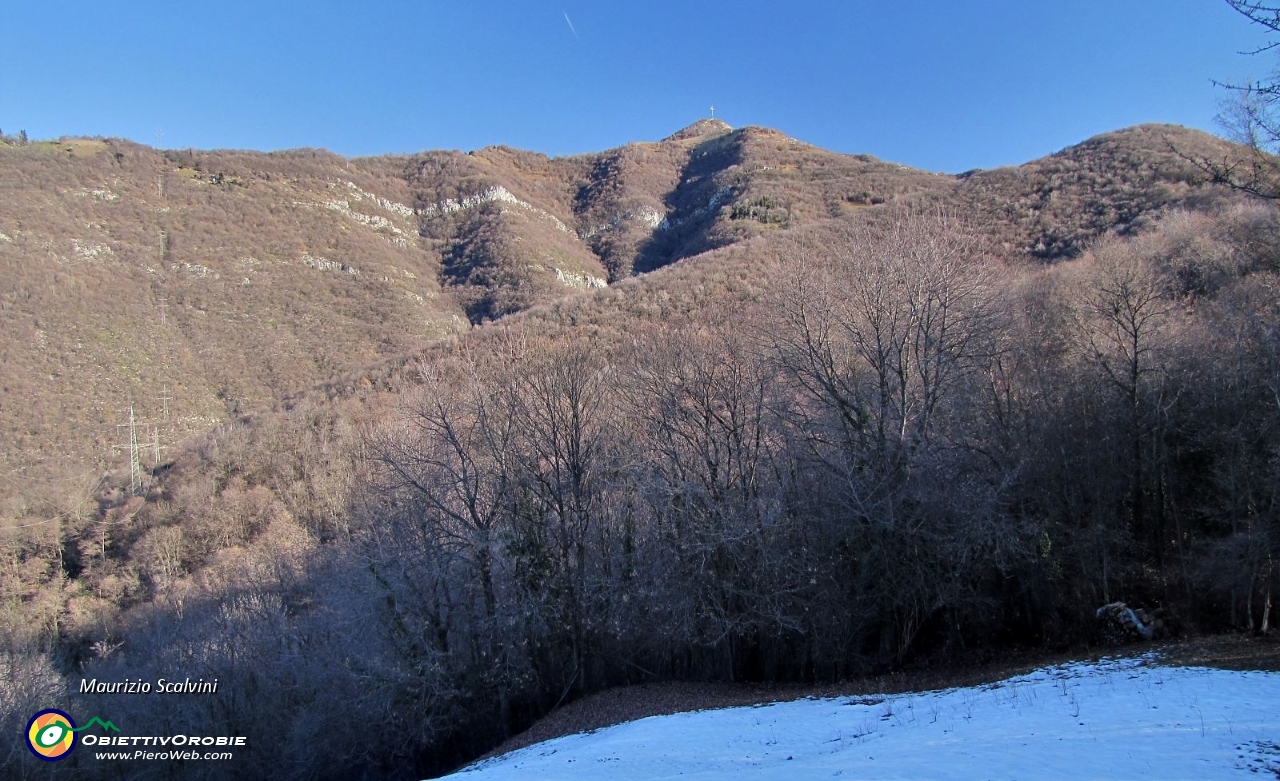 09 Quando il bosco si apre appare il Canto Alto....JPG